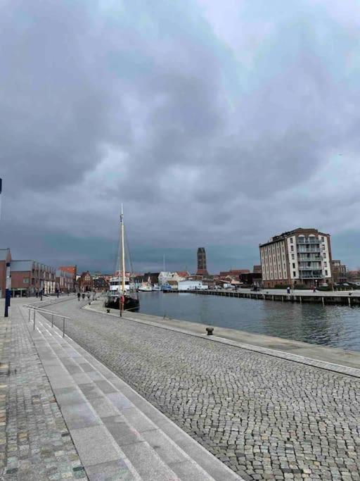 Dock 07 - Modernes 4 Sterne-Ferienapartment Direkt Am Hafen Wismar Exterior photo
