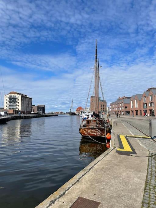 Dock 07 - Modernes 4 Sterne-Ferienapartment Direkt Am Hafen Wismar Exterior photo