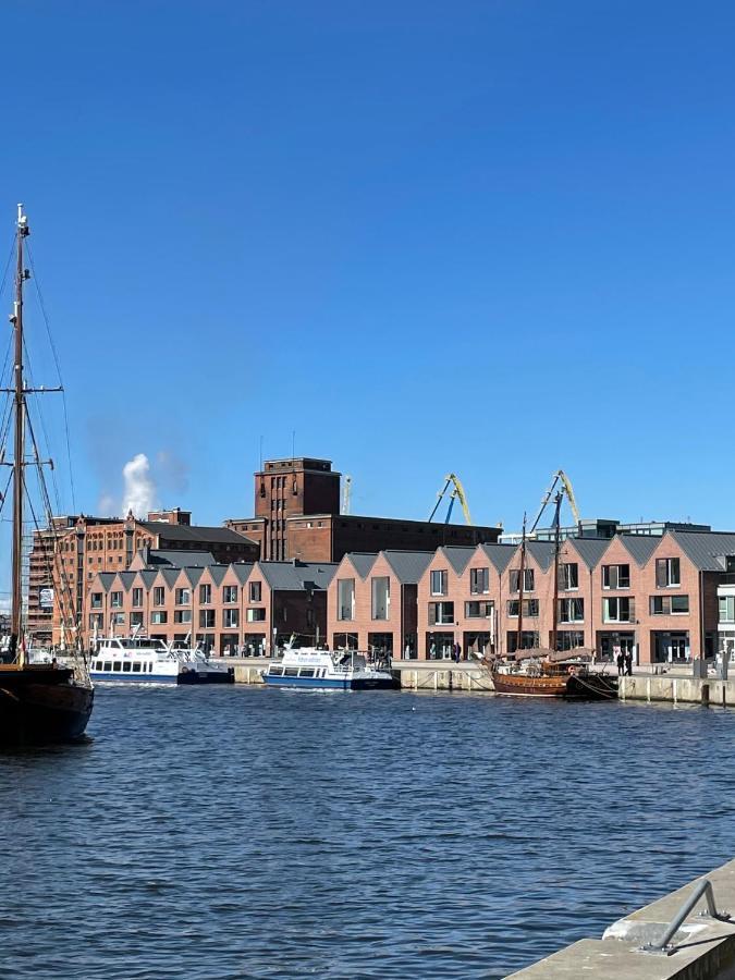 Dock 07 - Modernes 4 Sterne-Ferienapartment Direkt Am Hafen Wismar Exterior photo
