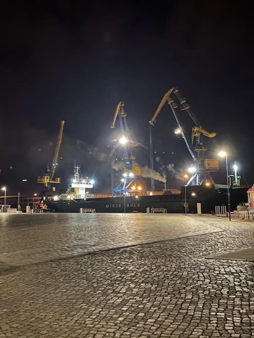 Dock 07 - Modernes 4 Sterne-Ferienapartment Direkt Am Hafen Wismar Exterior photo
